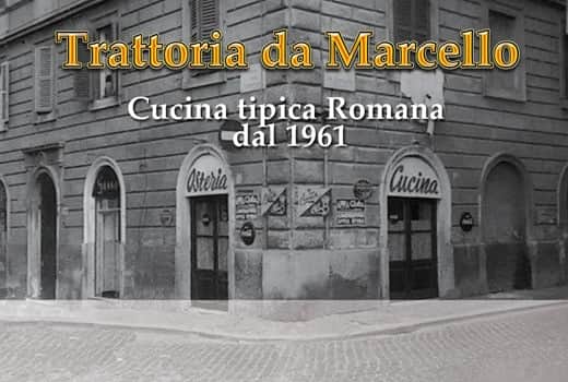 Facciata d'epoca in bianco e nero con insegne "Osteria" e "Cucina", scritta "Trattoria da Marcello" in sovraimpressione.