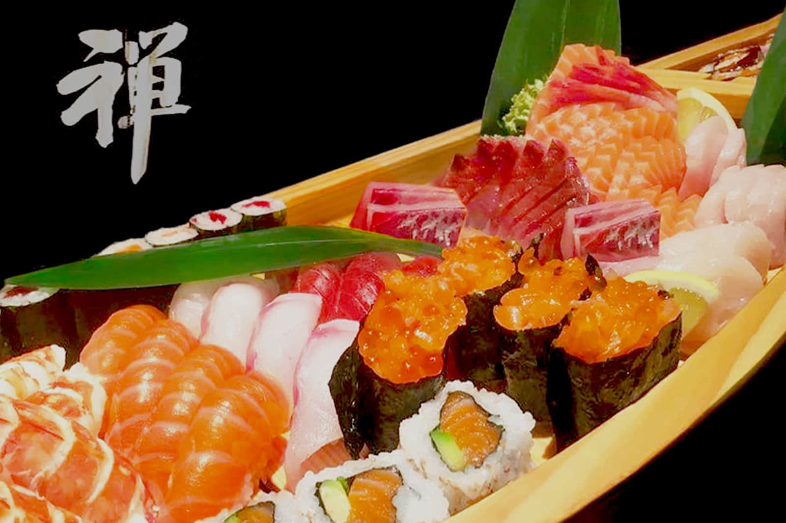 Barca di legno con sashimi di salmone e tonno, nigiri, gunkan con uova di salmone e maki, sfondo nero con un carattere giapponese bianco.
