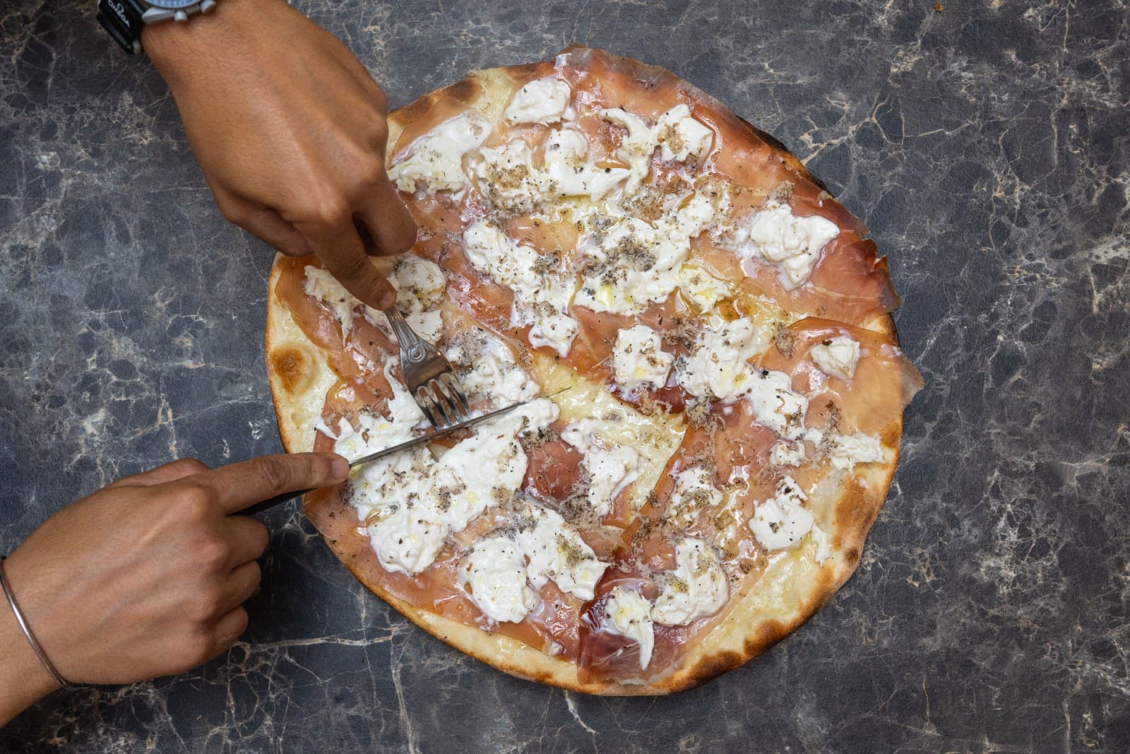 Pizza bianca mit prosciutto di Bassiano, burrata und tartufo