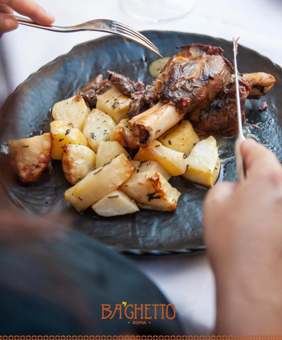 Abbacchio al forno con patate, si scioglie in bocca