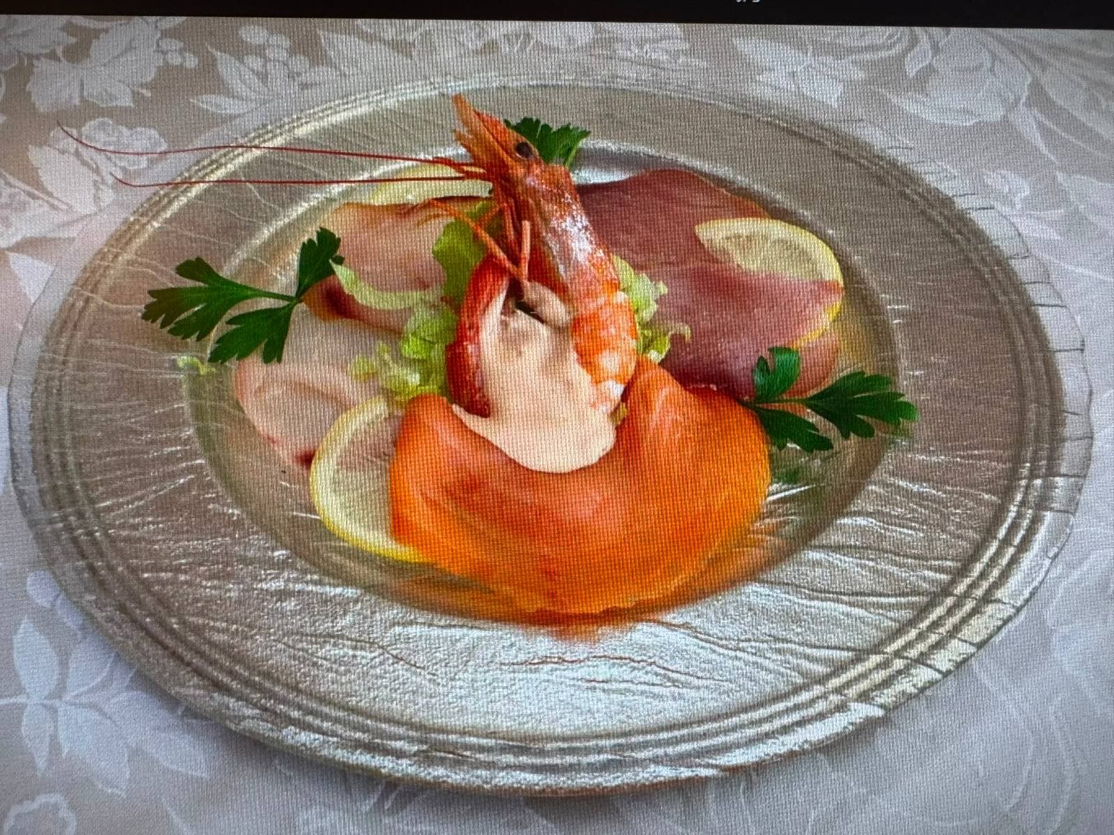 Königliche Vorspeise aus Schwertfisch, Lachs, Thunfisch und Garnelen-Cocktail