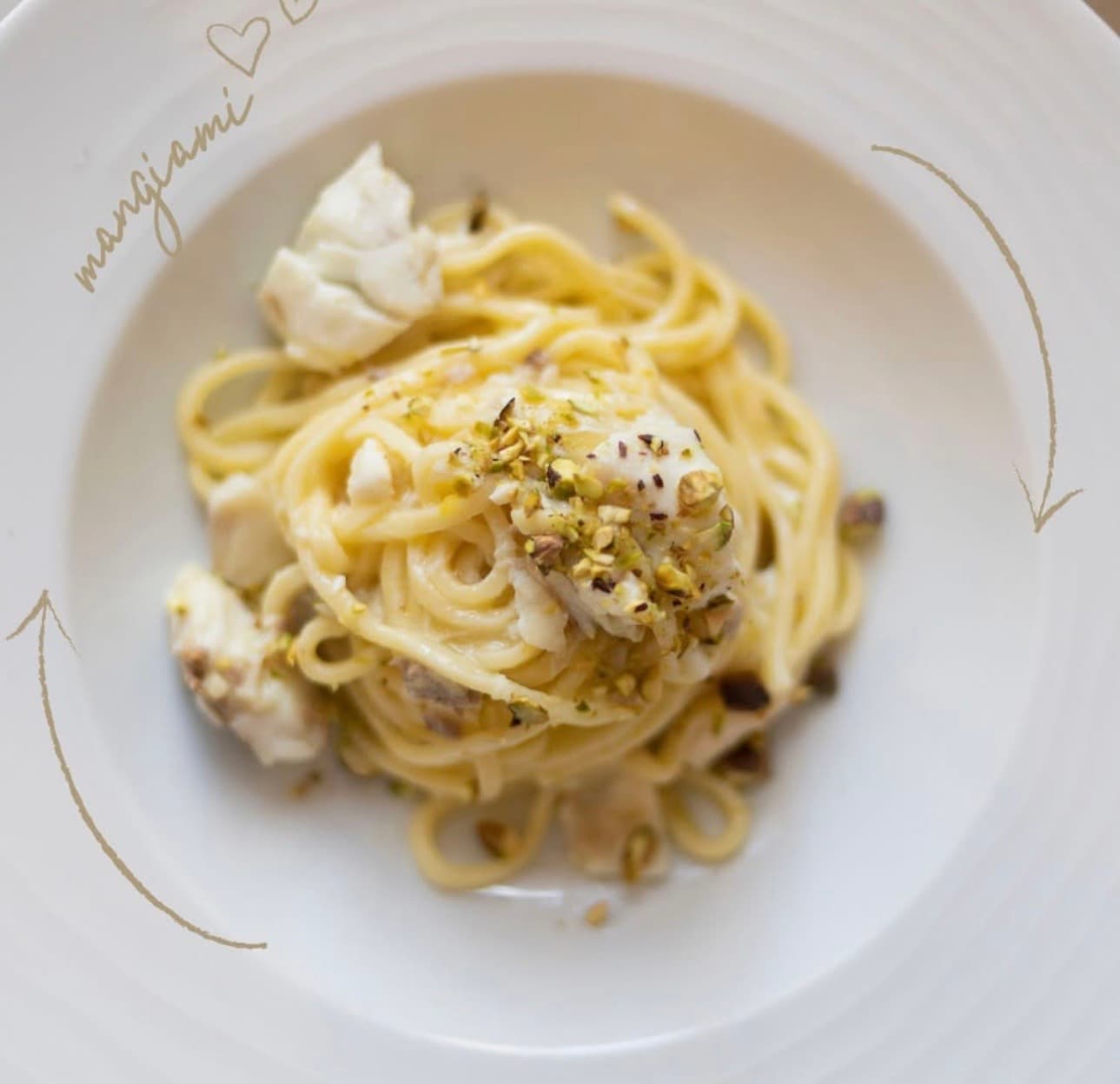 Hausgemachtes tonnarello mit spigola, pistacchio und Zitrone