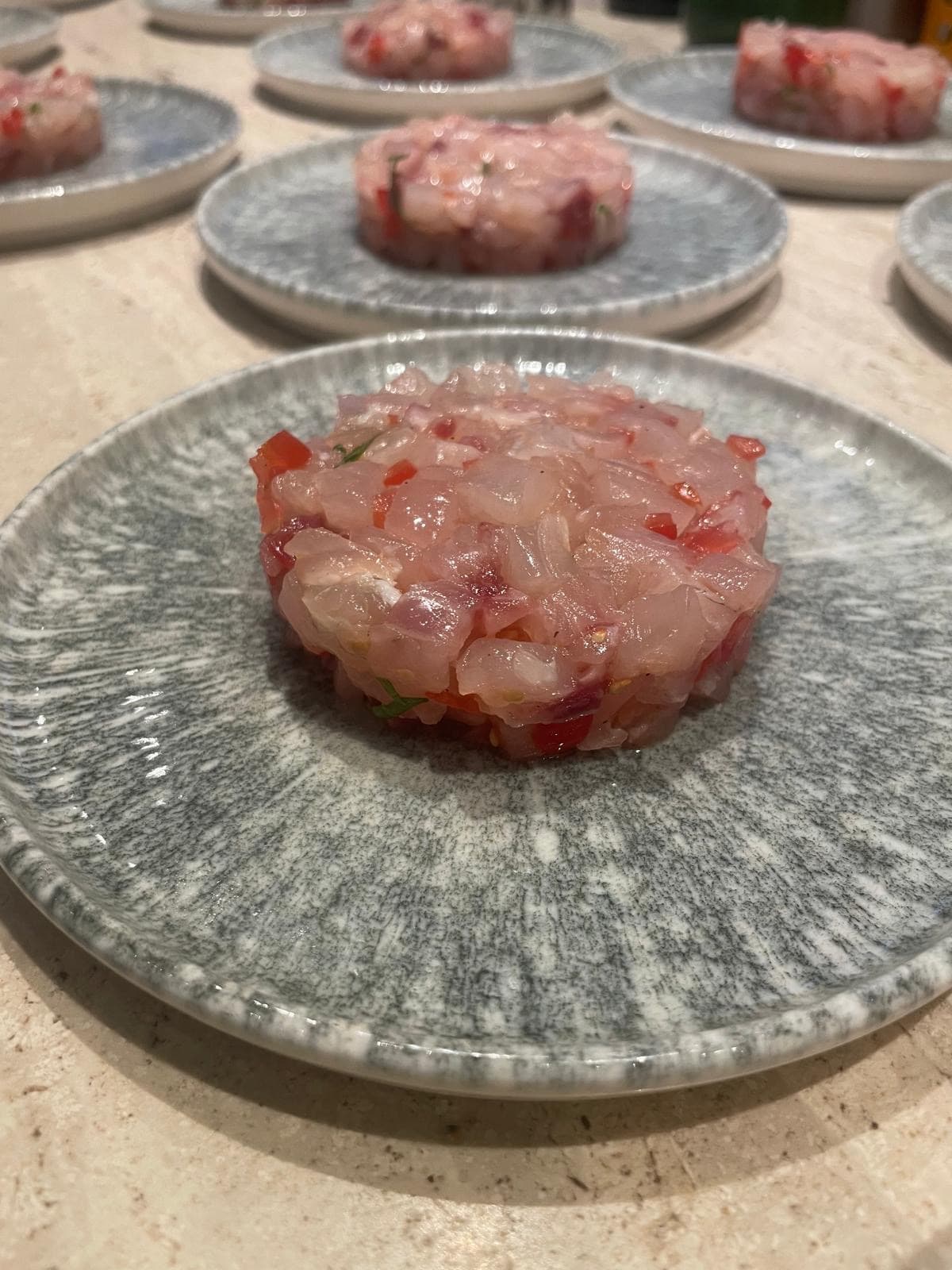 Bernsteinmakrelen-Tartar mit Datterino-Tomaten und Basilikum