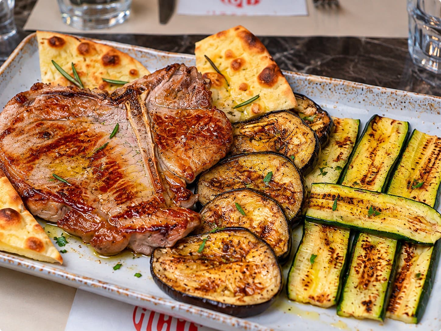 Kalbslende mit gegrilltem Gemüse und focaccia bianca