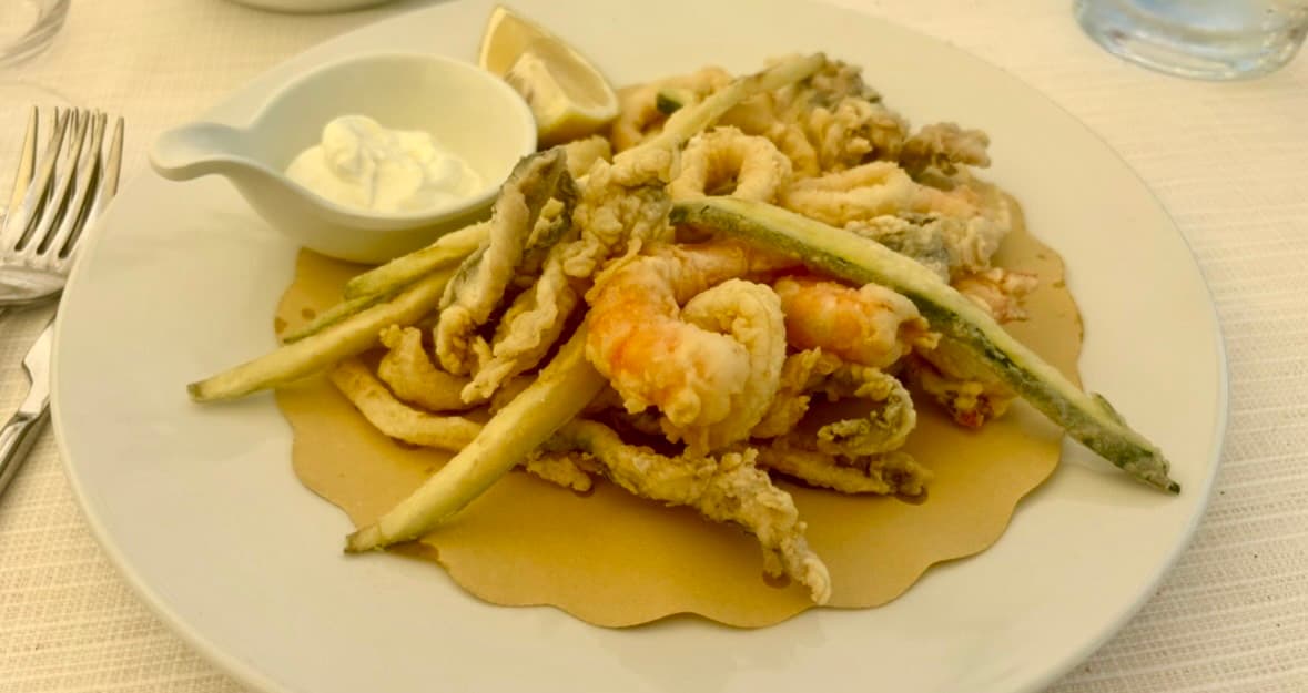 Frisch frittierte Sardellen, Tintenfische und Garnelen