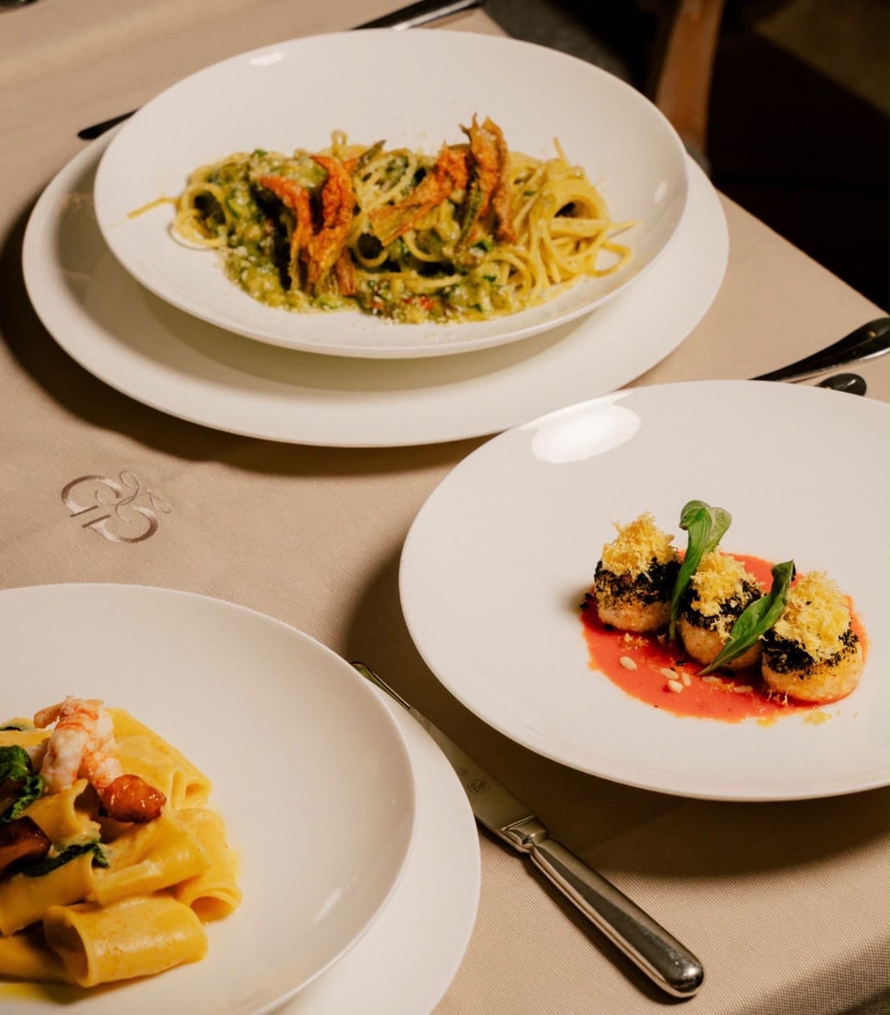 Ein Menü vom Meer zwischen crudi, tataki und crostacei, mit ausgewähltem Fleisch