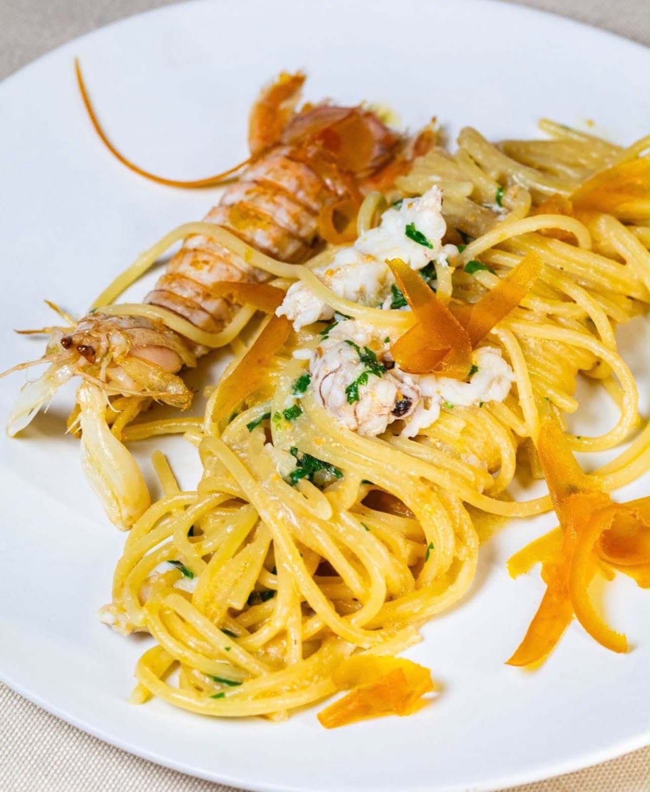 Spaghetti mit pannocchia, bisque und geriebener bottarga