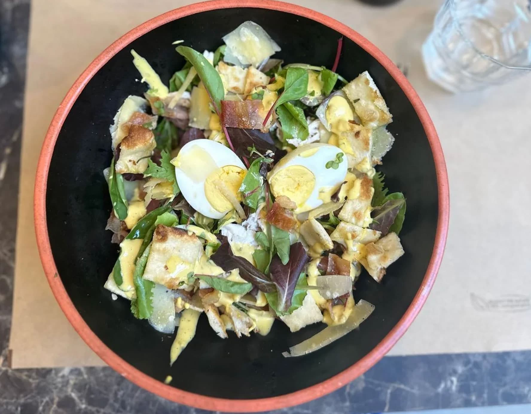 Insalata di pollo rivisitata con bacon e salsa agli agrumi