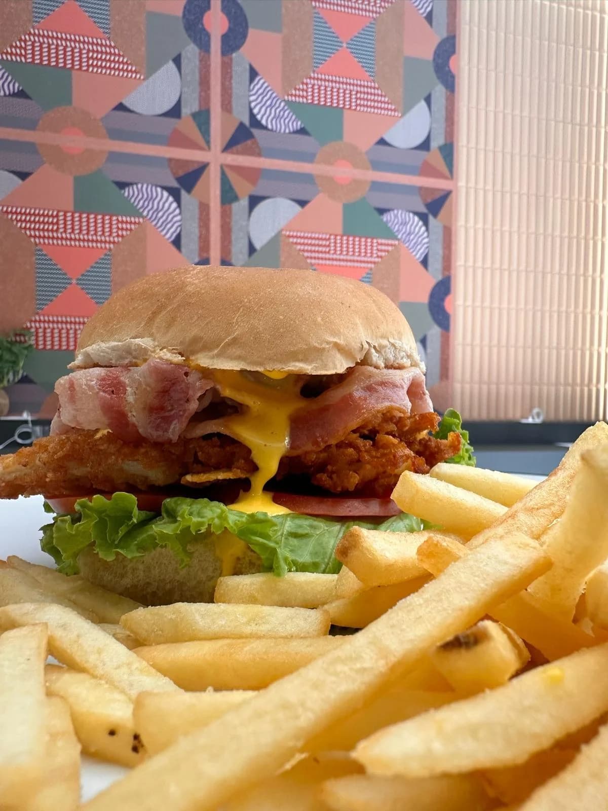 Pollo Crispy: burger di pollo croccante, bacon e maionese fatta in casa