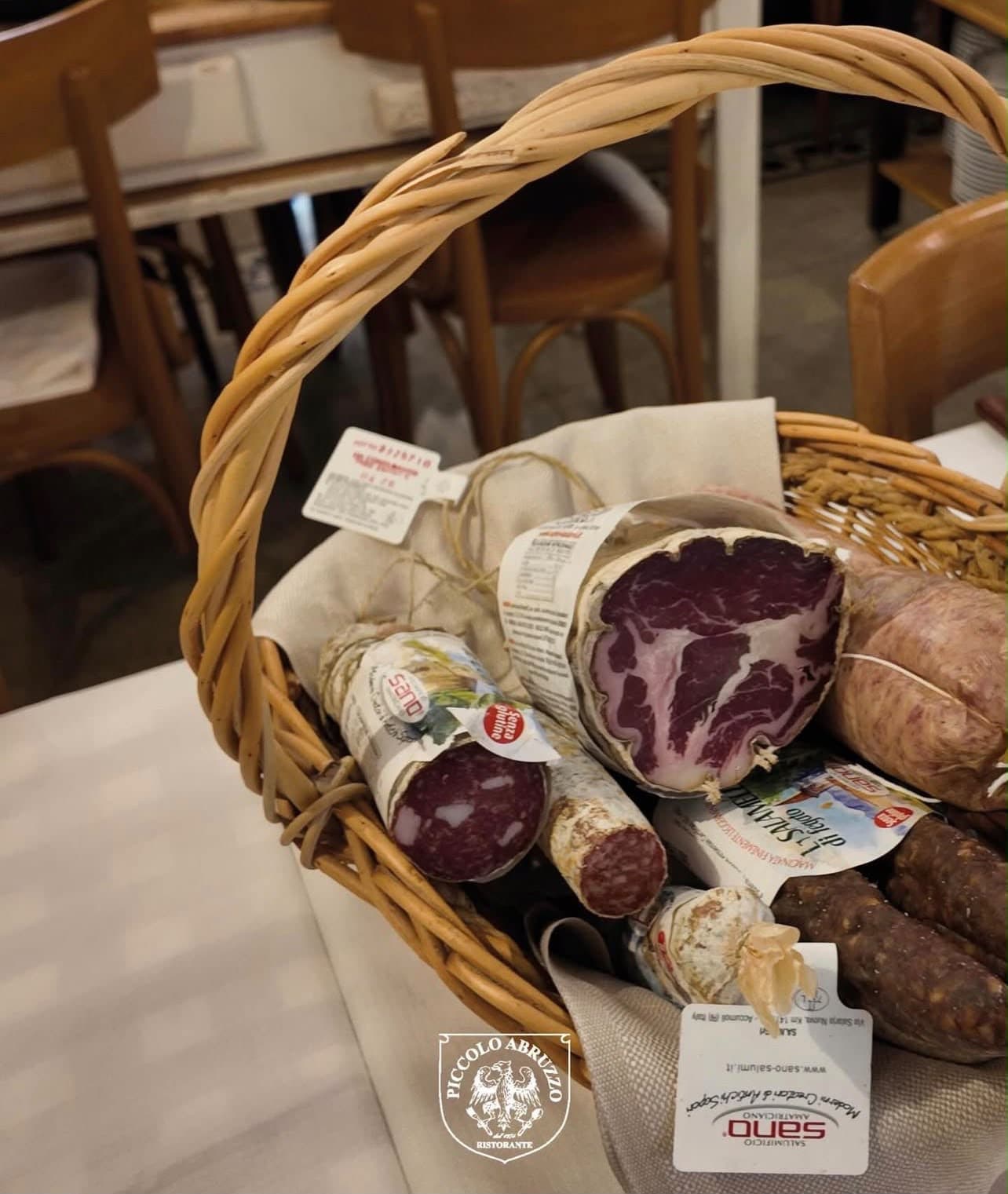Cesto di salami da tagliare al tavolo