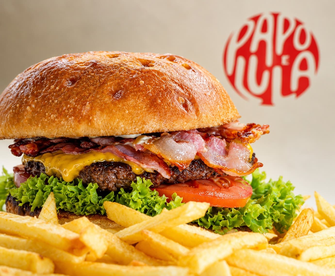 Papo Burger mit Cheddar, Bacon und hausgemachten Pommes