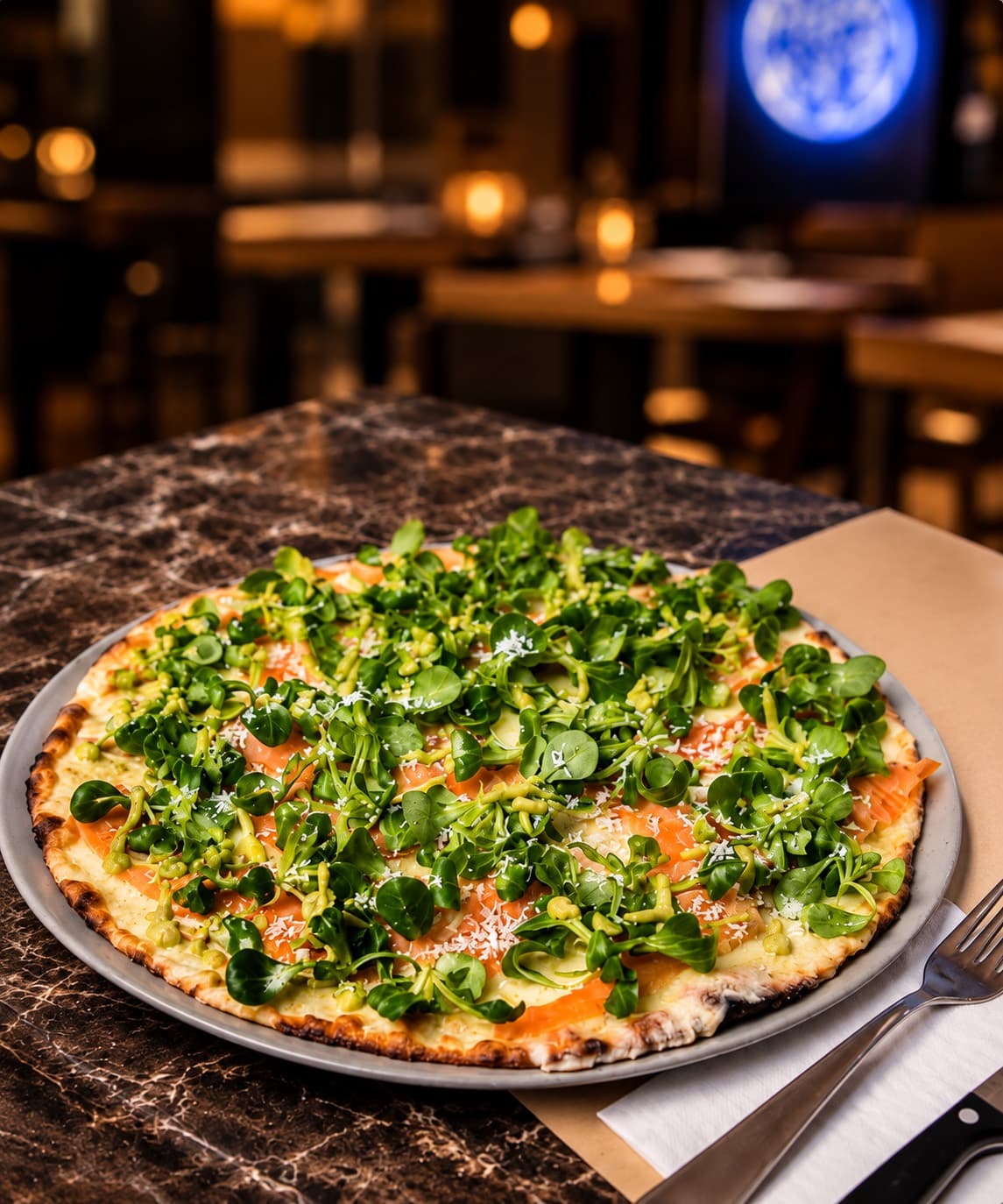 Pizza bianca mit Lachs, Guacamole, Feldsalat und Feta