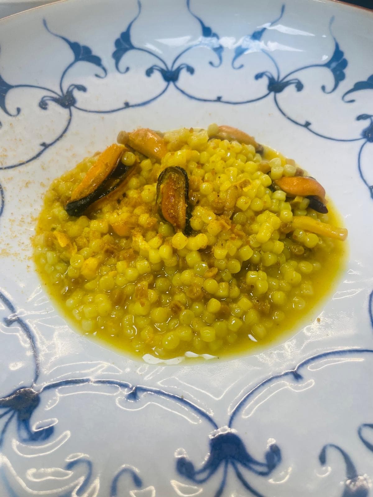 Fregola sarda mit Meeresfrüchten, Safran und Bottarga