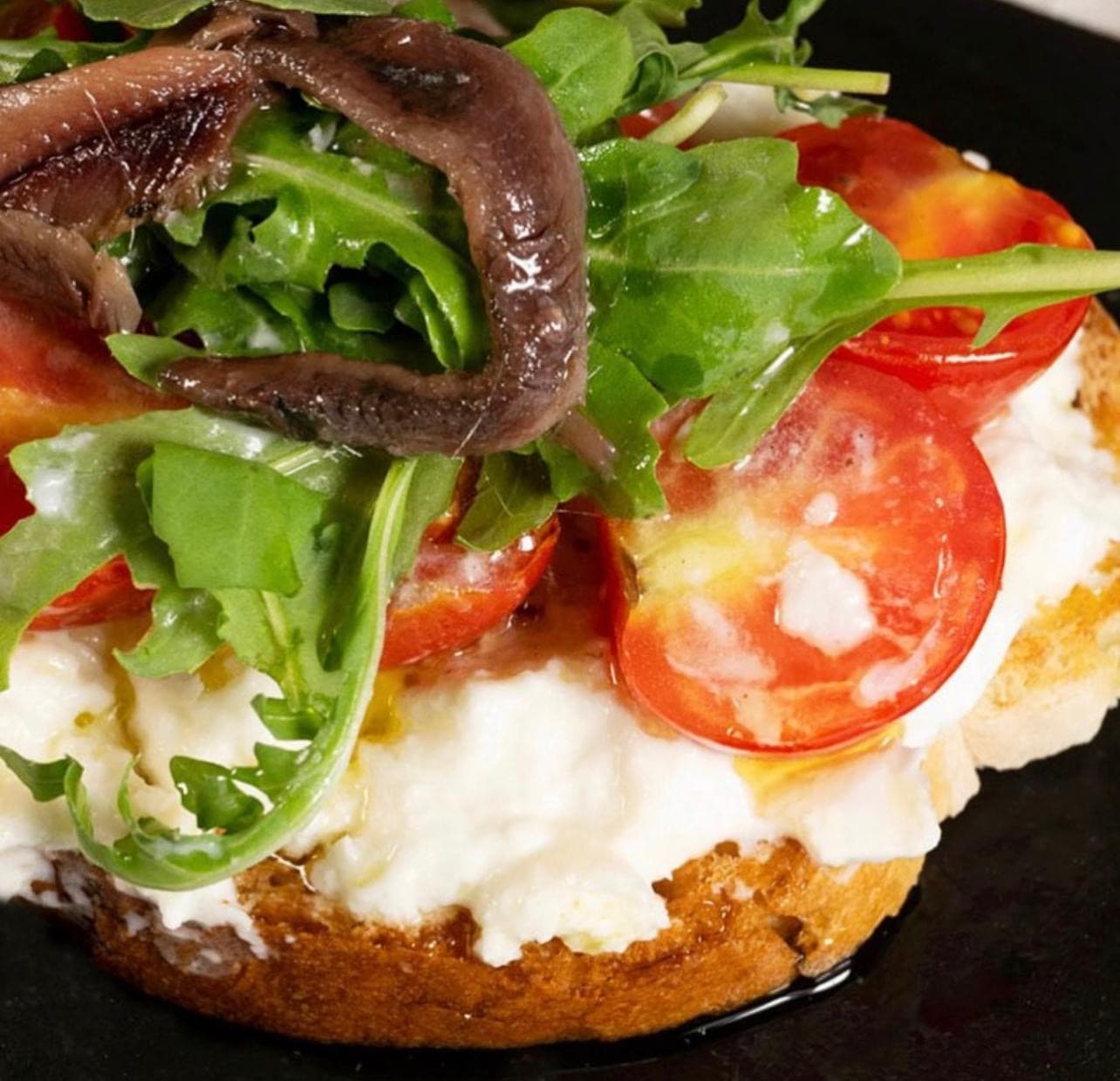 Bruschetta mit Tomate, Burrata und Sardellen: das Tagesgericht