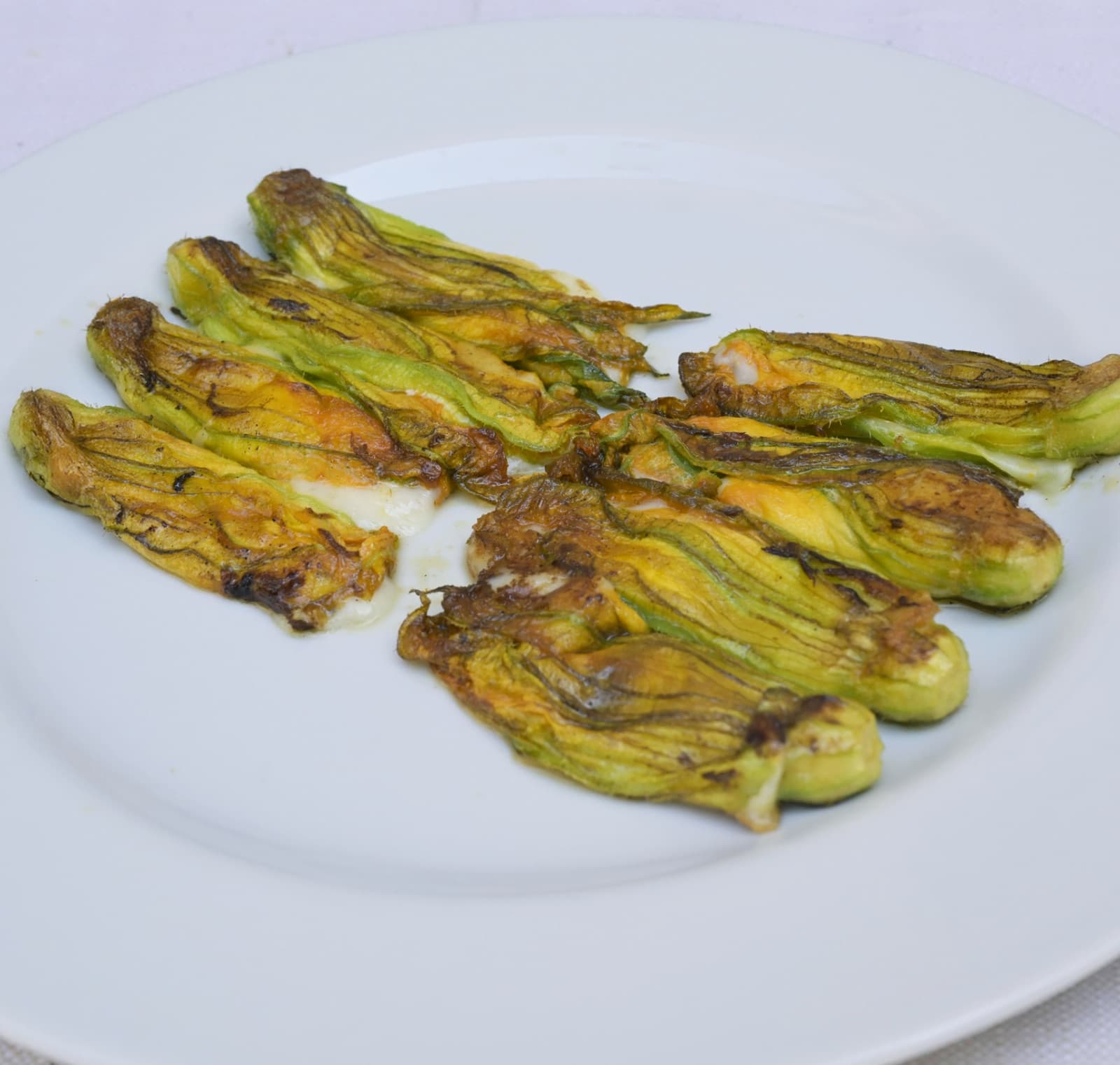 Fiori di zucca grigliati alla balestra con acciuga e mozzarella