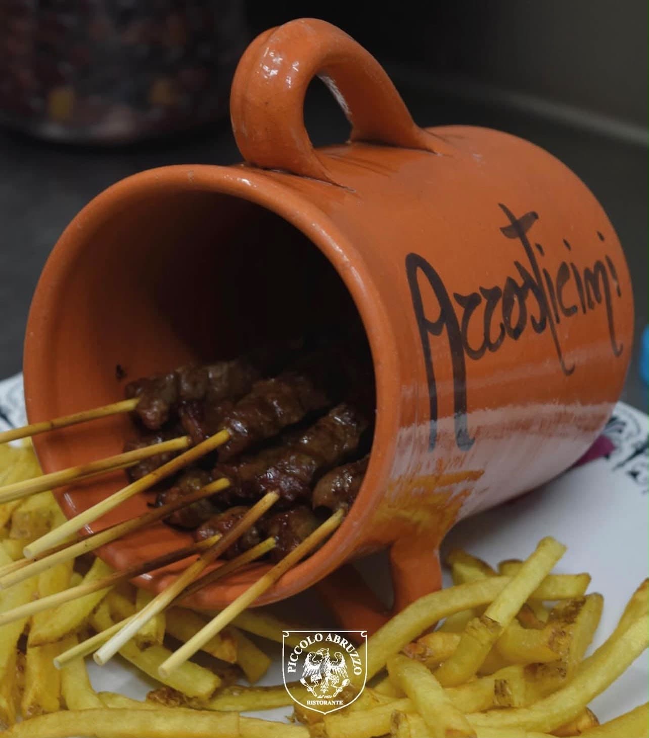 Arrosticini abruzzesi anche di fegato con patatine fritte fatte a mano