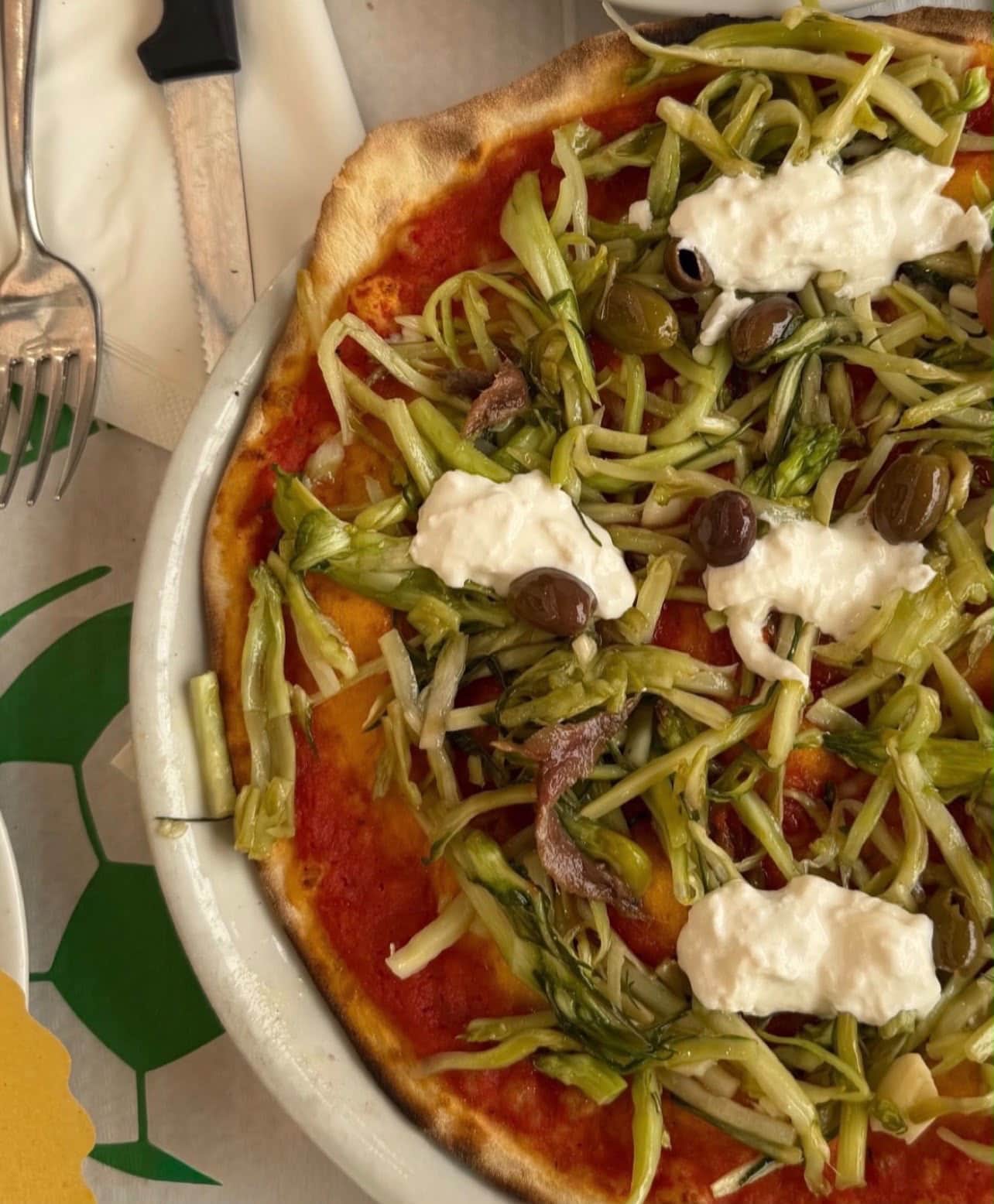 Pizza with tomato, puntarelle, stracciatella, olives and anchovies