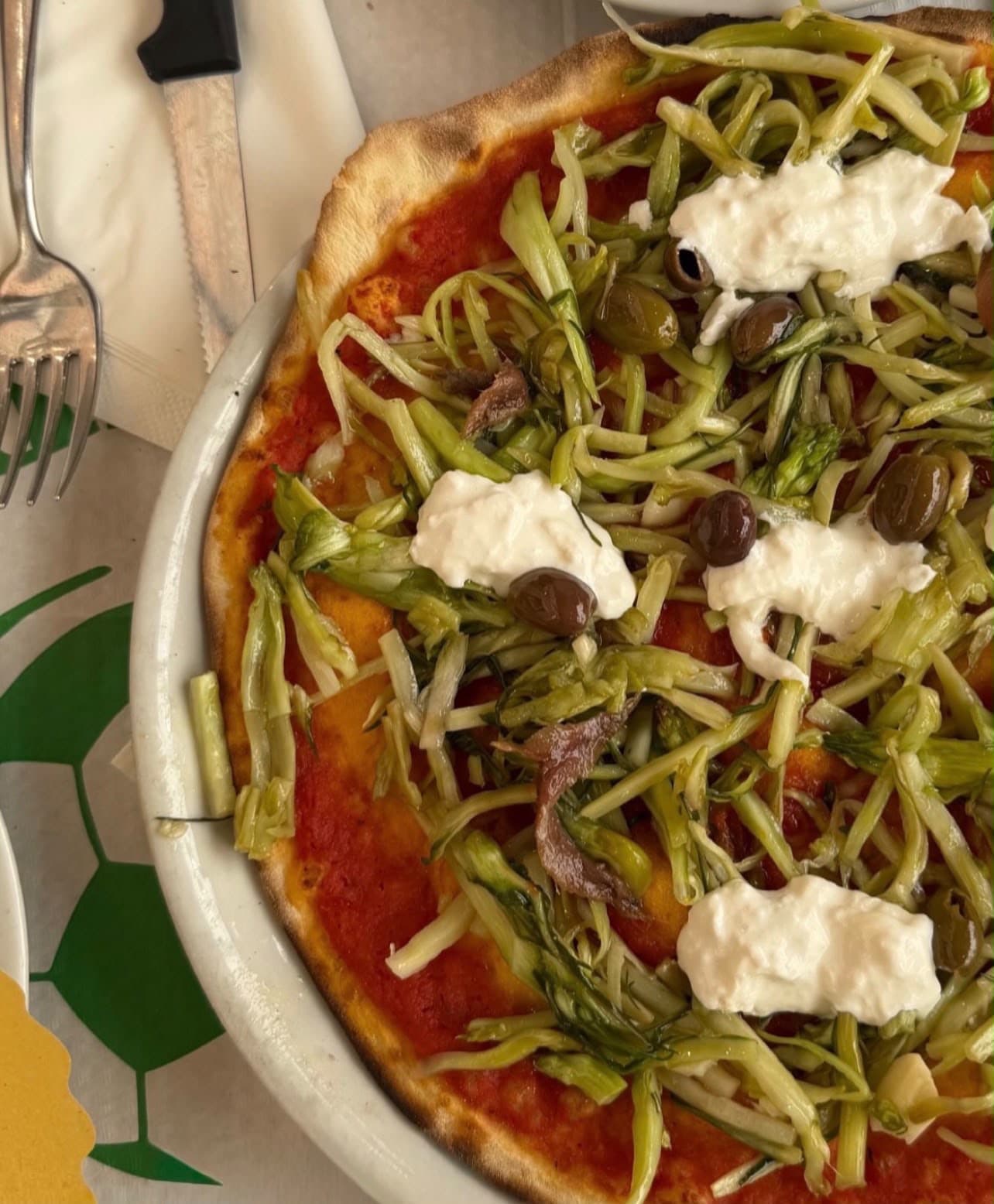 Pizza mit Tomate, puntarelle, stracciatella, Oliven und Sardellen