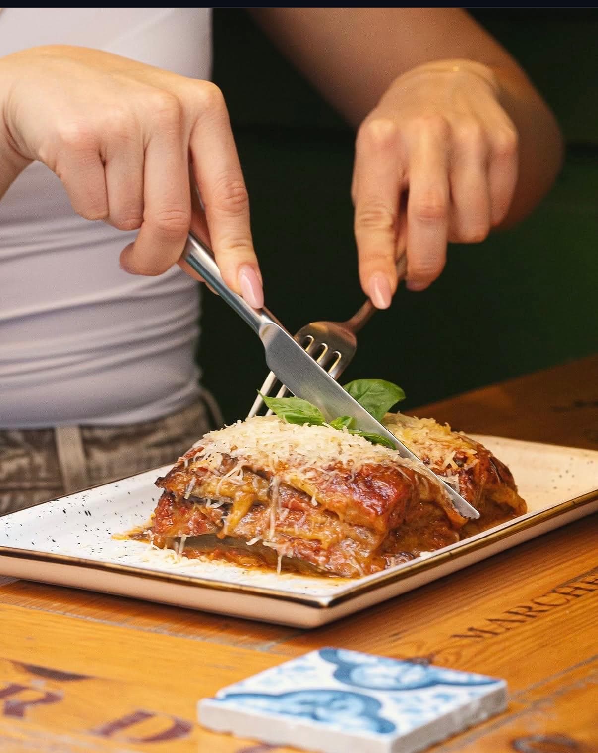 Tagesmenü: fettuccine, porchetta, saltimbocca und insalata greca