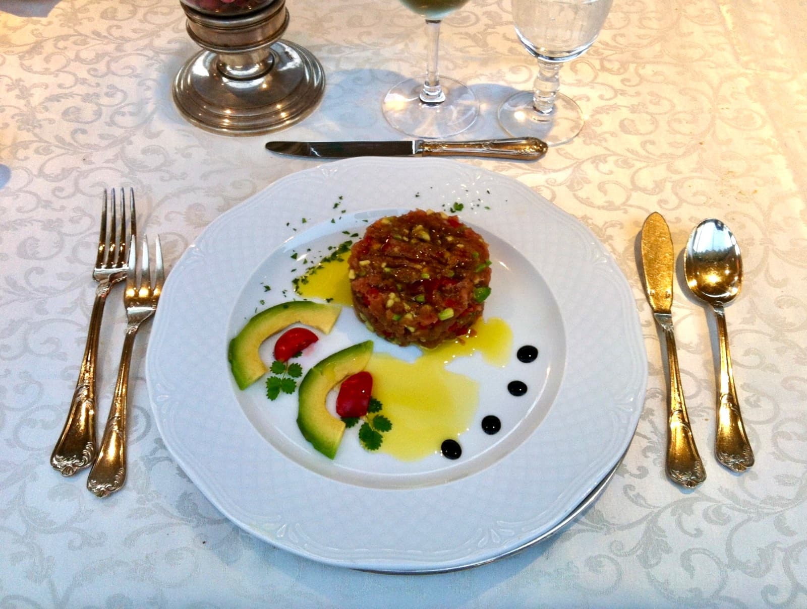 Tartare di tonno con guacamole e aceto balsamico