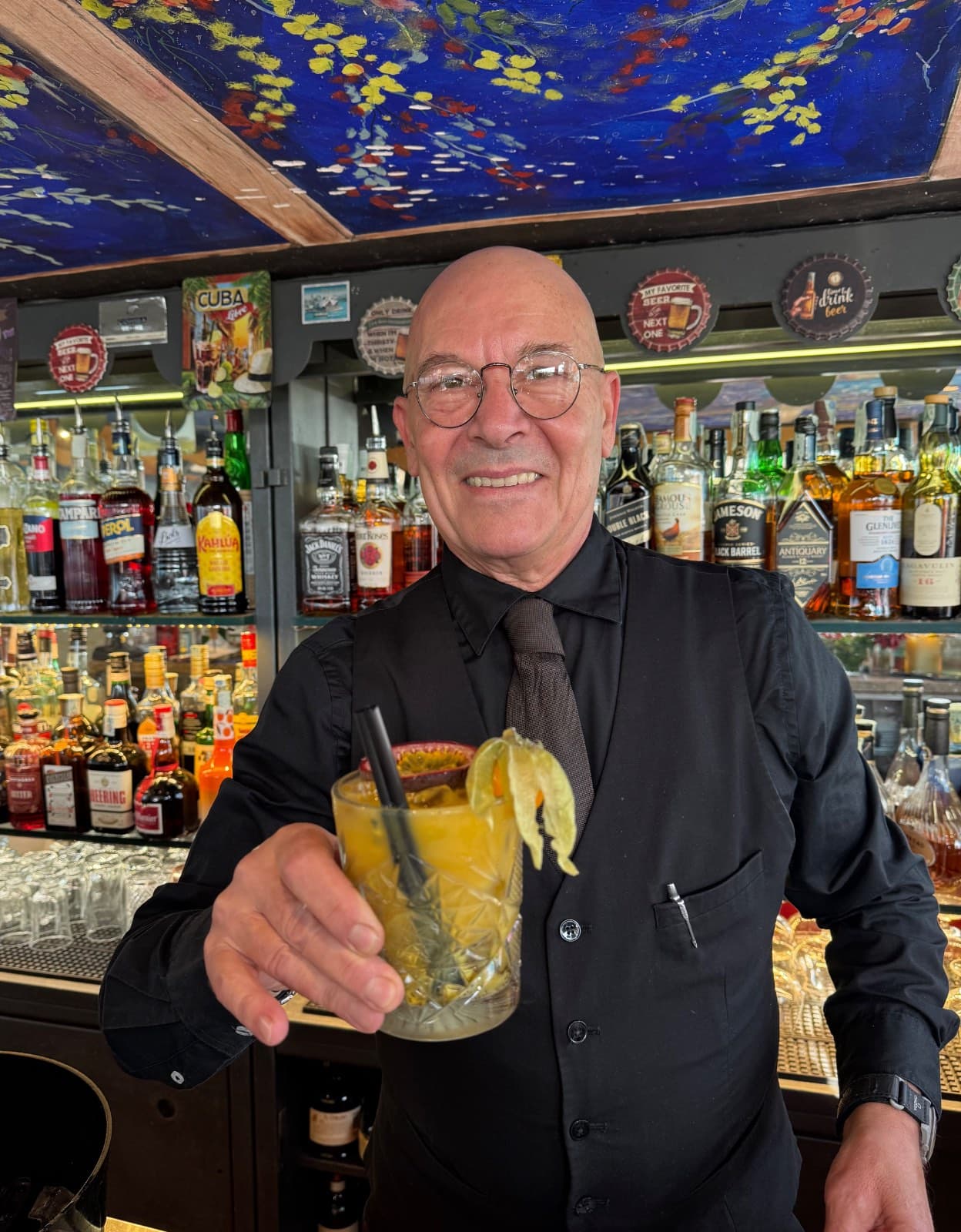Handwerklich zubereitete Caipirinha mit Passionsfrucht