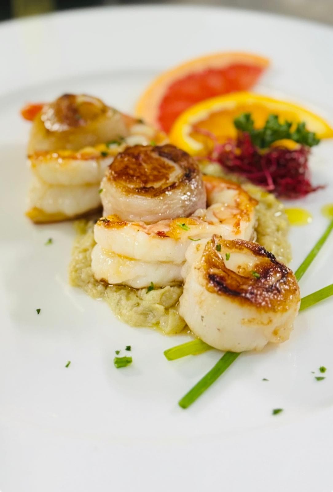 Spiedino di capesante lardellate con gambero e crema di carciofi