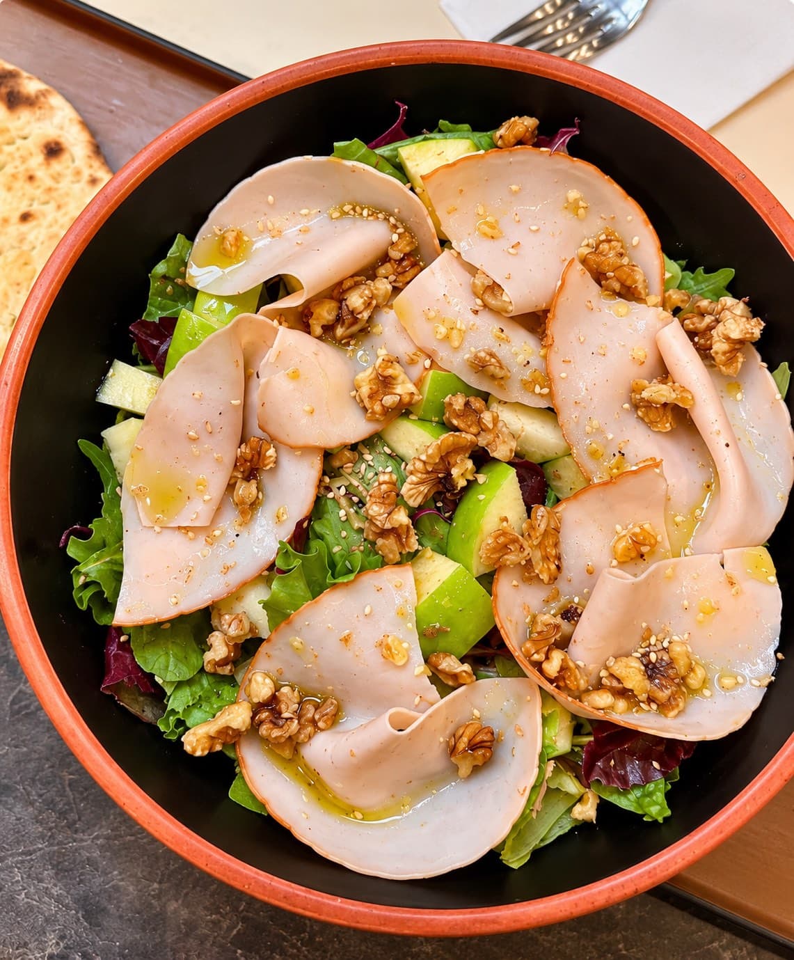 Leichter Salat mit Pute, grünem Apfel und Walnüssen