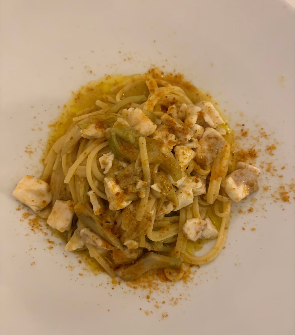 Tagliolini mit Zucchiniblüten, Wolfsbarsch und bottarga di muggine