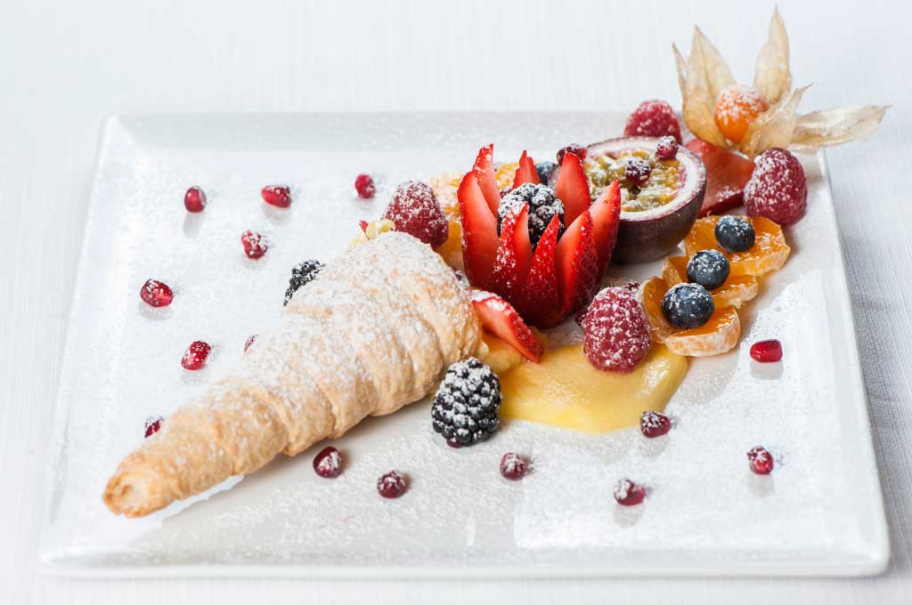 Cornucopia con crema pasticcera, frutti esotici e di bosco
